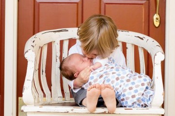 איך עוזרים לילד להתרגל לתינוק חדש בבית