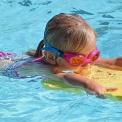 שחייה משפרת הישגים קוגניטיביים בילדים (ובמבוגרים)