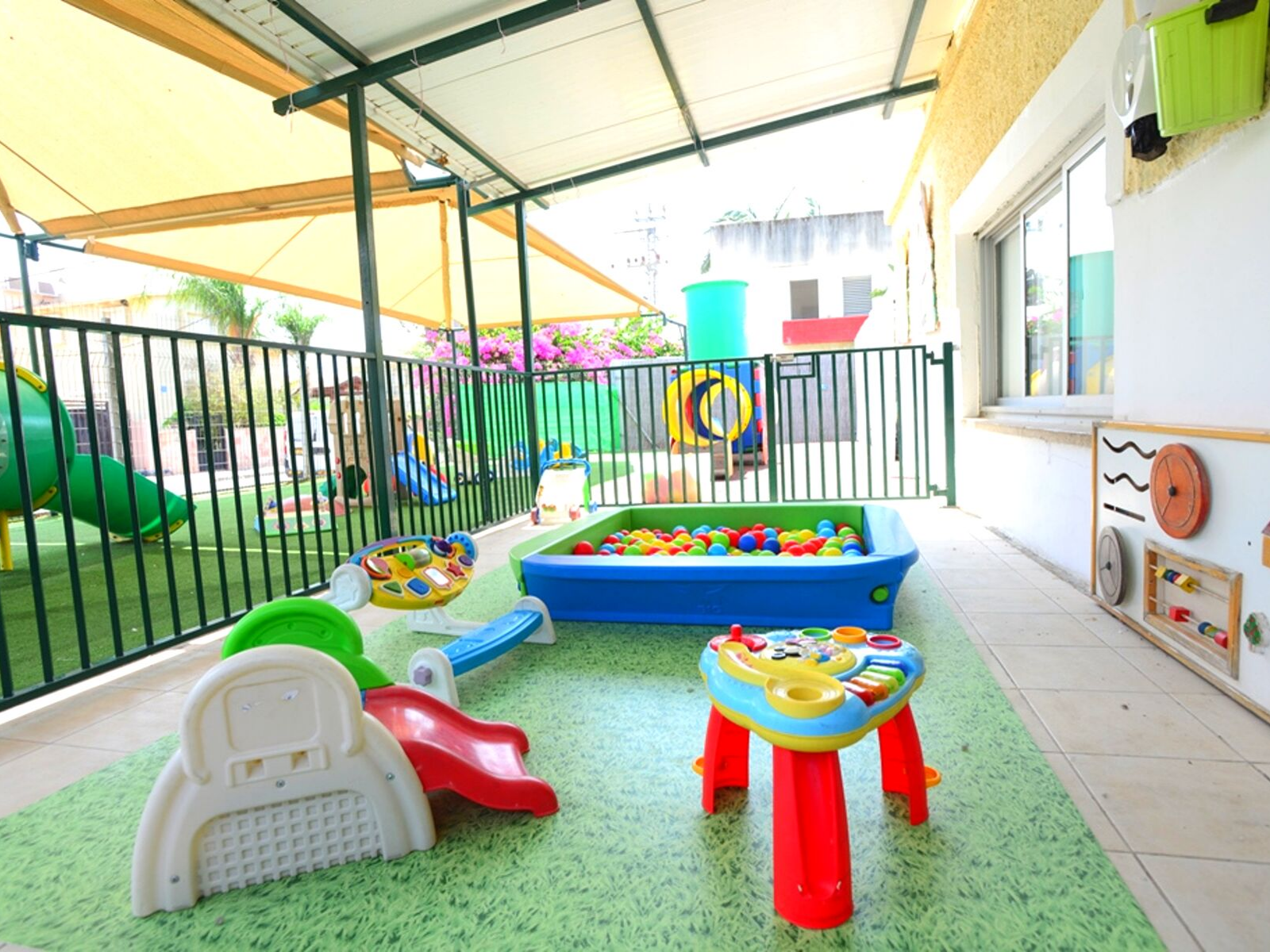 חצר-כיתת-התינוקייה-בבני-עייש