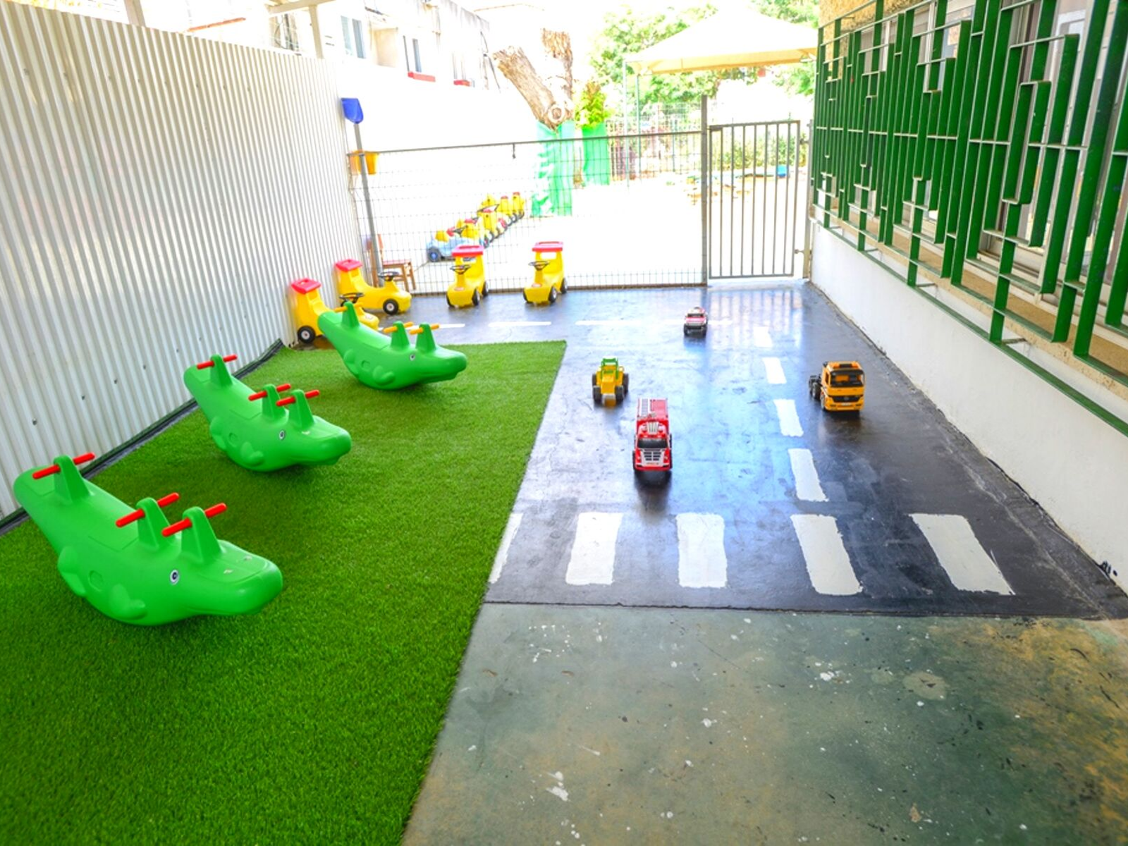 חצר-המעון-דובדבן-בני-עייש