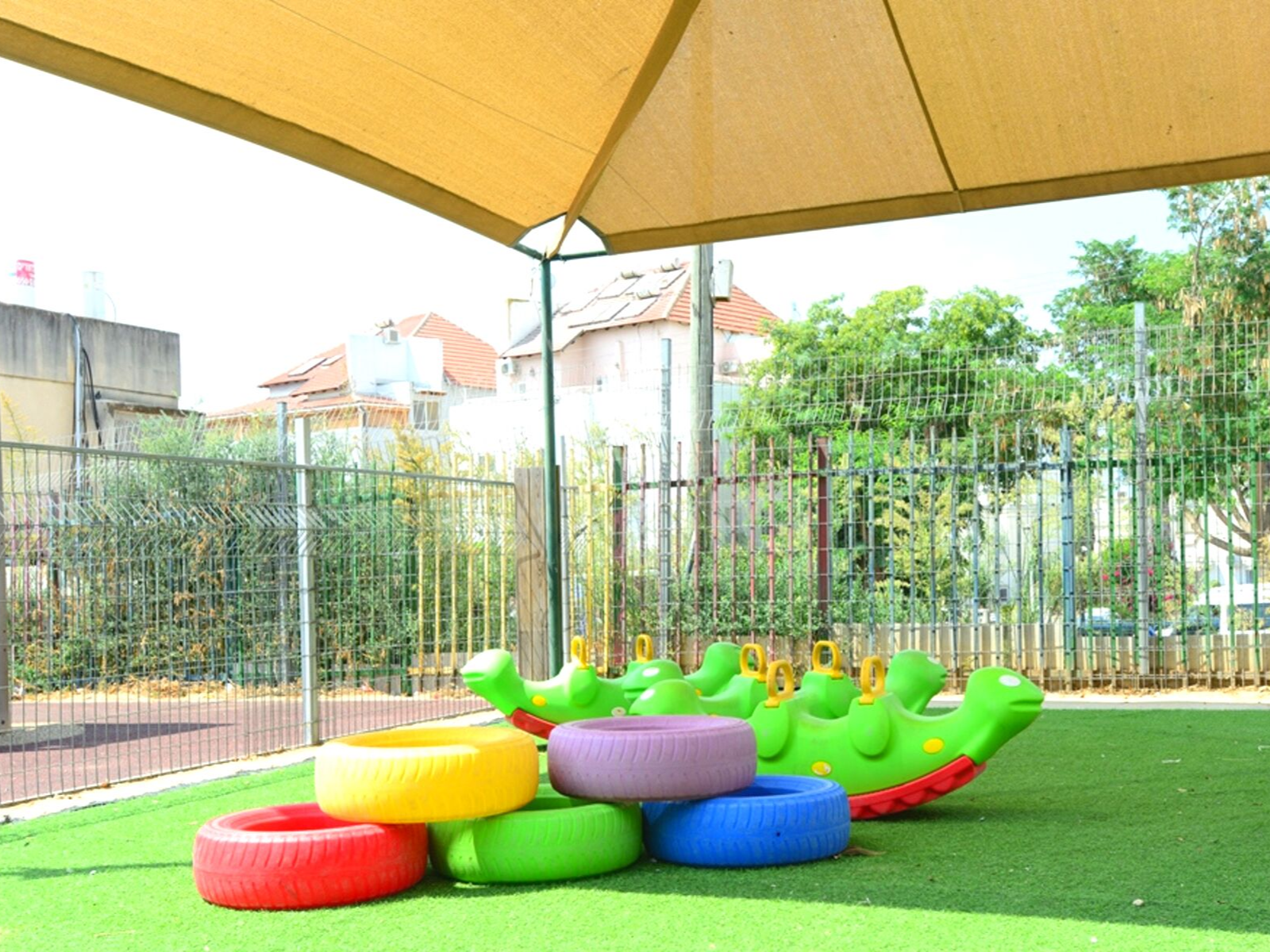 מעון-דובדבן-בני-עייש-חצר-מקורה