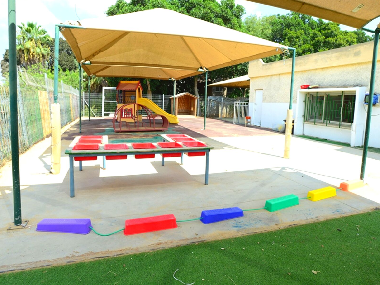 מעון-דובדבן-בני-עייש-חצר