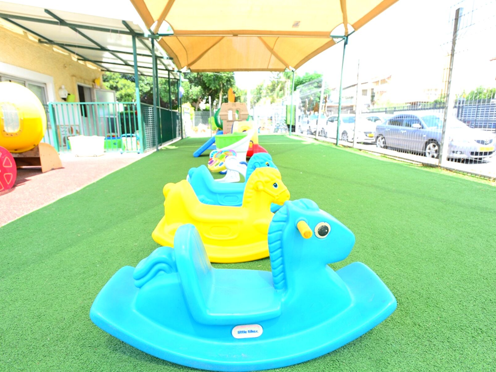 מעון-דובדבן-בני-עייש-סוסי-נדנדה